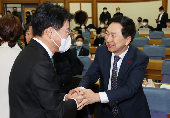 국민의힘 김기현(오른쪽) 의원과 '친윤 핵심'으로 불려온 장제원(왼쪽) 의원이 지난 2022년 12월21일 오전 서울 여의도 국회 의원회관에서 열린 국민의힘 '국민공감' 2차 공부 모임에서 악수하고 있다.<연합뉴스>